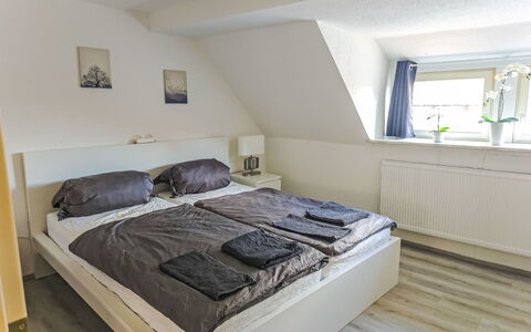 Breite Straße: Letto, Camera Da Letto, Interior Design, Legna, Pavimentazione, Bedding, Pavimento, Lenzuolo, Mobilia, Camera