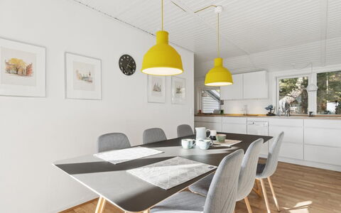 Adde - 150M from the Sea: Mobilia, Interior Design, Pavimentazione, Legna, Sedia, Pavimento, Soffitto, Lampada, Cucina & Sala Da Pranzo Tavolo, Sala Da Pranzo