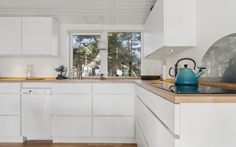 Adde - 150M from the Sea: Cucina, Pavimentazione, Controsoffitto, Legna, Pavimento, Elettrodomestico Da Cucina, Cabinetry, Interior Design, Idraulico Fixture, Pavimento In Legno