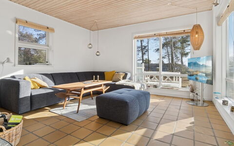 Adde - 150M from the Sea: Pavimentazione, Pavimento, Legna, Mobilia, Pavimento In Legno, Interior Design, Divano, Soggiorno, Casa, Pavimento Laminato