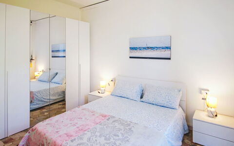 Olli: Mobilia, Interior Design, Pavimento, Pavimentazione, Letto, Camera Da Letto, Legna, Camera, Lenzuolo, Bedding