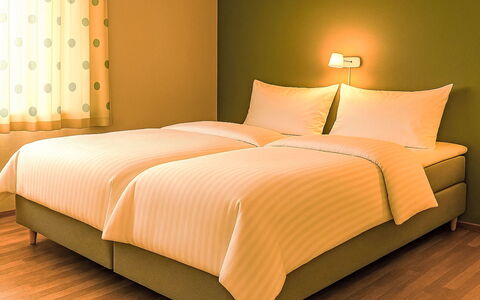 Floren: Interior Design, Camera Da Letto, Letto, Mobilia, Lenzuolo, Legna, Bedding, Giallo, Pavimento, Pavimentazione