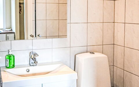 Hagen: Idraulico Fixture, Lavandino Del Bagno, Bagno, Lavello, Toilet Seat, Pavimentazione, Gabinetto, Pavimento, Interior Design, Rubinetto