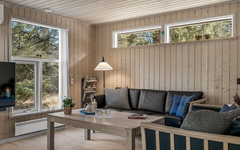 Ayen - 1.2Km from the Sea: Mobilia, Legna, Interior Design, Pavimentazione, Pavimento, Sedia, Camera, Soffitto, Soggiorno, Appartamento
