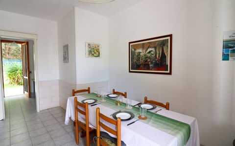 Amanda: Mobilia, Tavolo, Pavimentazione, Cucina & Sala Da Pranzo Tavolo, Pavimento, Interior Design, Sala Da Pranzo, Sedia, Tovaglia, Camera