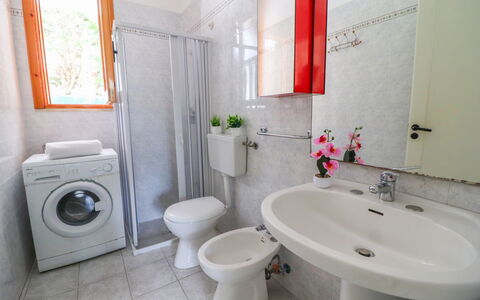 Amanda: Lavandino Del Bagno, Idraulico Fixture, Bagno, Lavello, Pavimentazione, Toilet Seat, Gabinetto, Pavimento, Interior Design, Rubinetto