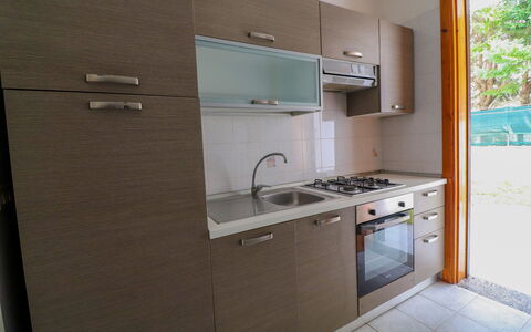 Amanda: Elettrodomestico Da Cucina, Cucina, Controsoffitto, Lavandino Della Cucina, Apparecchio Major, Cabinetry, Legna, Pavimentazione, Stufa, Cucina Stufa