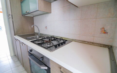 Amanda: Cucina, Elettrodomestico Da Cucina, Controsoffitto, Apparecchio Major, Lavandino Della Cucina, Cucina Stufa, Stufa, Stufa A Gas, Piano Cottura, Pavimentazione