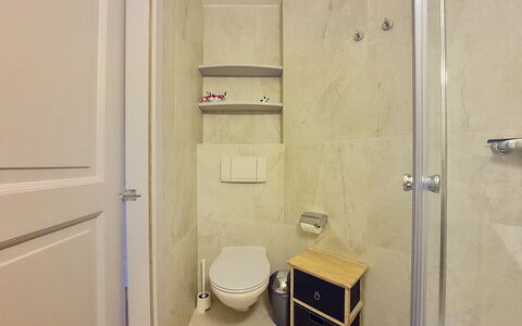 Manila 7: Parete, Pavimentazione, Bagno, Idraulico Fixture, Pavimento, Interior Design, Gabinetto, Lavandino Del Bagno, Idraulico, Camera
