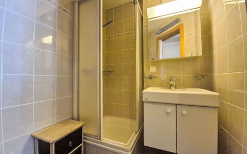 Manila 7: Lavandino Del Bagno, Idraulico Fixture, Pavimentazione, Parete, Lavello, Bagno, Pavimento, Soffitto, Interior Design, Rubinetto