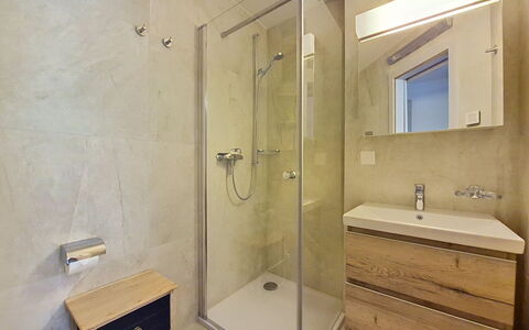 Manila 7: Pavimentazione, Idraulico Fixture, Pavimento, Bagno, Interior Design, Lavandino Del Bagno, Idraulico, Mobiletto Del Bagno, Rubinetto, Specchio