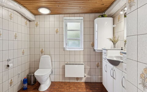 Sigbritt - 3.7Km from the Sea: Pavimentazione, Idraulico Fixture, Legna, Pavimento, Bagno, Interior Design, Idraulico, Gabinetto, Toilet Seat, Lavello