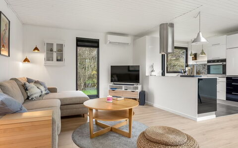 Arild - 700M from the Sea: Mobilia, Legna, Interior Design, Pavimentazione, Pavimento, Sedia, Camera, Soffitto, Soggiorno, Appartamento