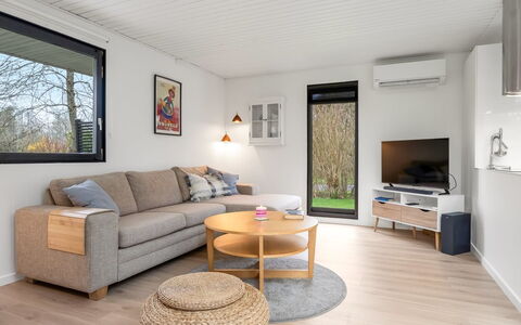 Arild - 700M from the Sea: Pavimentazione, Mobilia, Interior Design, Pavimento, Divano, Legna, Soggiorno, Camera, Pavimento In Legno, Soffitto