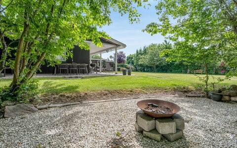 Arild - 700M from the Sea: Arbusto, Giardino, Groundcover, Shade, Landscaping, Prato, Backyard, Villetta, Cortile, Driveway