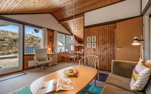 Flory - 400M from the Sea: Interior Design, Legna, Soffitto, Camera, Pavimento, Color Legno, Lampada, Cornice, Latifoglie, Sedia