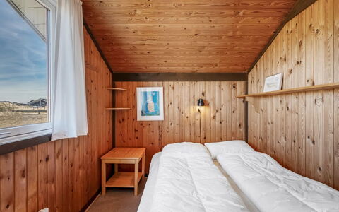 Flory - 400M from the Sea: Legna, Camera Da Letto, Casa, Letto, Soffitto, Bedding, Lenzuolo, Telaio Del Letto, Color Legno, Latifoglie