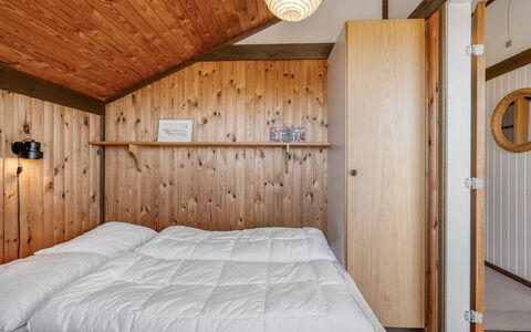 Flory - 400M from the Sea: Legna, Interior Design, Soffitto, Camera Da Letto, Pavimento, Letto, Pavimentazione, Illuminazione, Casa, Lampada