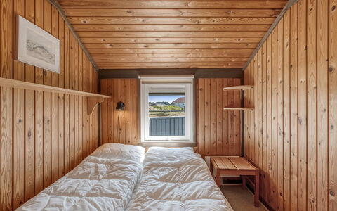 Flory - 400M from the Sea: Legna, Camera Da Letto, Pavimento, Pavimentazione, Soffitto, Letto, Color Legno, Lenzuolo, Latifoglie, Bedding