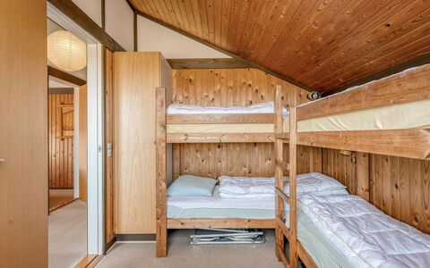 Flory - 400M from the Sea: Legna, Interior Design, Soffitto, Pavimento, Camera Da Letto, Letto, Pavimentazione, Lenzuolo, Bedding, Telaio Del Letto