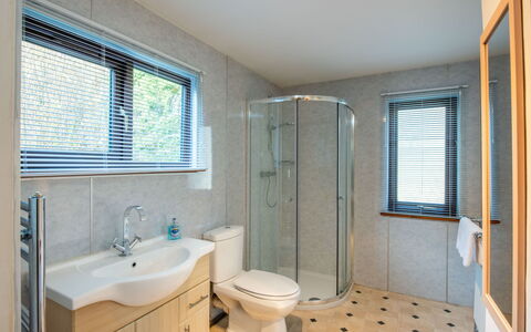 Fishermans Riverside Combi: Bagno, Idraulico Fixture, Pavimentazione, Interior Design, Pavimento, Lavello, Rubinetto, Idraulico, Mobiletto Del Bagno, Lavandino Del Bagno