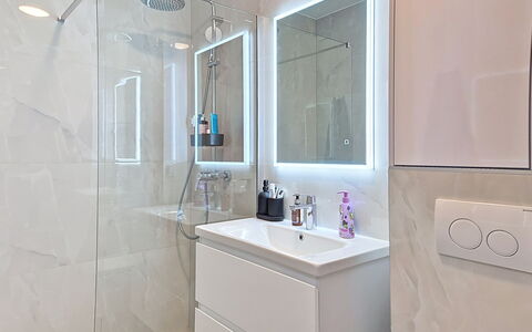 Lidija: Interior Design, Idraulico Fixture, Bagno, Pavimentazione, Specchio, Pavimento, Mobiletto Del Bagno, Rubinetto, Idraulico, Lavello