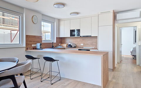 Lidija: Mobilia, Interior Design, Controsoffitto, Pavimentazione, Cucina, Pavimento, Lampada, Cabinetry, Parete, Legna