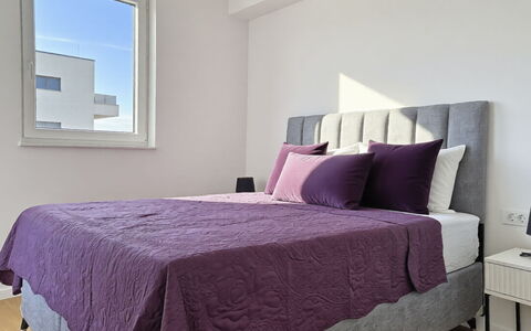 Lidija: Letto, Mobilia, Bedding, Camera Da Letto, Lenzuolo, Interior Design, Biancheria, Pavimentazione, Pavimento, Tessile