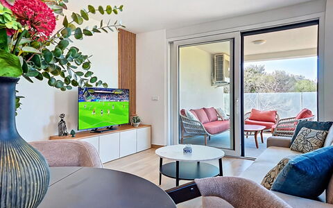 Karlo: Mobilia, Interior Design, Parete, Pavimentazione, Soffitto, Divano, Pavimento, Soggiorno, Camera, Casa