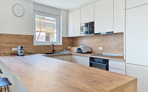 Lidija: Controsoffitto, Mobilia, Cabinetry, Cucina, Interior Design, Pavimentazione, Pavimento, Elettrodomestico Da Cucina, Legna, Casa