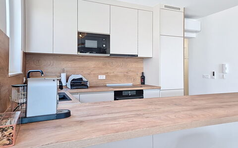 Lidija: Mobilia, Controsoffitto, Interior Design, Cucina, Elettrodomestico Da Cucina, Cabinetry, Pavimentazione, Parete, Legna, Pavimento