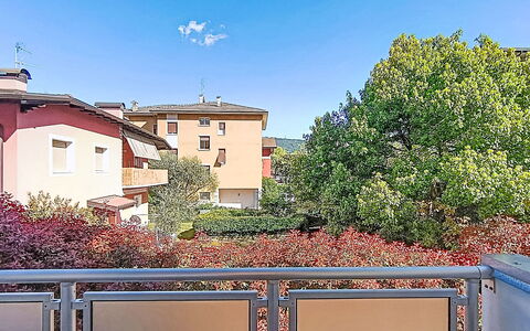 Family and Friends: Zona Residenziale, Appartamento, Balcone, Urban Design, Corrimano, Recinzione, Villa