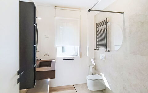 Family and Friends: Interior Design, Bagno, Pavimentazione, Parete, Idraulico Fixture, Pavimento, Specchio, Gabinetto, Soffitto, Idraulico