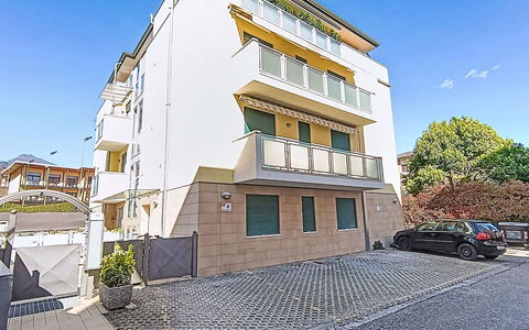 Family and Friends: Appartamento, Zona Residenziale, Urban Design, Insediamento Umano, Balcone, Condominio