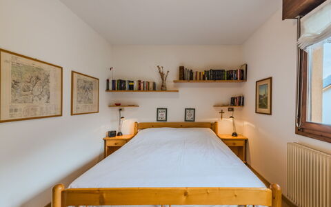 Ginepro: Letto, Mobilia, Interior Design, Camera Da Letto, Bedding, Parete, Lenzuolo, Pavimentazione, Pavimento, Legna
