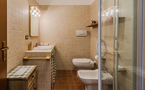 Ginepro: Parete, Pavimentazione, Bagno, Pavimento, Idraulico Fixture, Interior Design, Lavandino Del Bagno, Idraulico, Illuminazione, Gabinetto