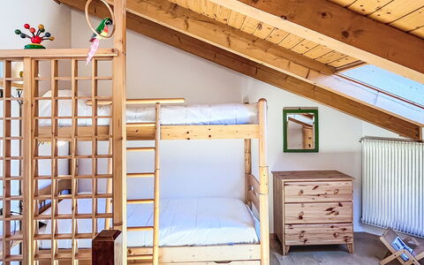 Ginepro: Mobilia, Legna, Interior Design, Pavimentazione, Pavimento, Soffitto, Camera Da Letto, Letto, Illuminazione, Camera