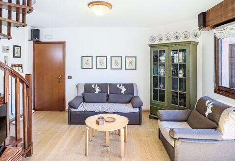 Ginepro: Mobilia, Interior Design, Pavimentazione, Pavimento, Legna, Divano, Camera, Soffitto, Soggiorno, Tavolo