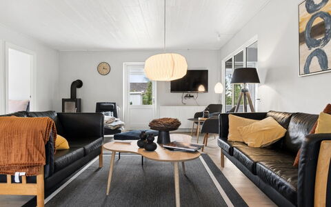 Grette - 600M from the Sea: Mobilia, Interior Design, Divano, Pavimentazione, Parete, Legna, Soggiorno, Pavimento, Soffitto, Illuminazione