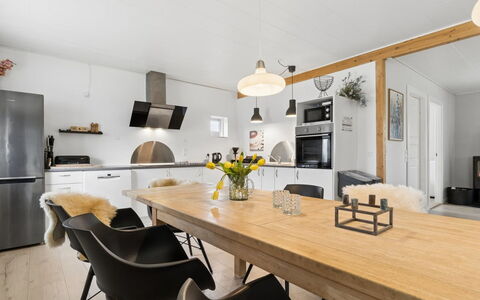 Grette - 600M from the Sea: Mobilia, Pavimentazione, Interior Design, Legna, Soffitto, Cucina, Lampada, Cucina & Sala Da Pranzo Tavolo, Pavimento, Controsoffitto