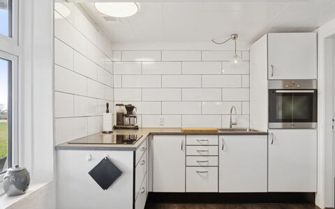 Strandulf - 1Km from the Sea: Cucina, Controsoffitto, Pavimentazione, Elettrodomestico Da Cucina, Legna, Interior Design, Cabinetry, Apparecchio Major, Pavimento, Rubinetto