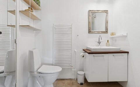 Strandulf - 1Km from the Sea: Idraulico Fixture, Interior Design, Pavimentazione, Pavimento, Lavello, Bagno, Gabinetto, Lavandino Del Bagno, Toilet Seat, Idraulico