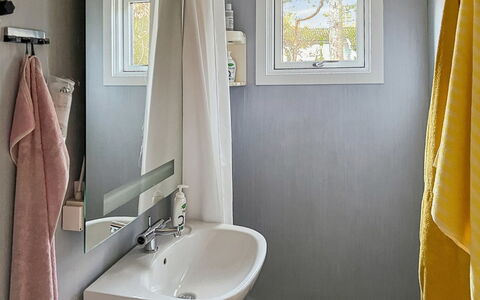 Ermelina - 150M from the Sea: Bagno, Idraulico Fixture, Parete, Interior Design, Lavandino Del Bagno, Pavimentazione, Lavello, Pavimento, Tessile, Rubinetto