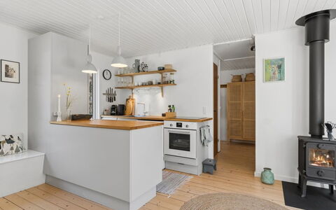 Ermelina - 150M from the Sea: Pavimentazione, Cucina, Interior Design, Legna, Pavimento, Mobilia, Elettrodomestico Da Cucina, Soffitto, Controsoffitto, Cabinetry