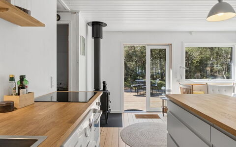 Ermelina - 150M from the Sea: Cucina, Controsoffitto, Pavimentazione, Legna, Interior Design, Mobilia, Pavimento, Elettrodomestico Da Cucina, Pavimento In Legno, Cabinetry