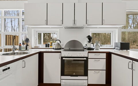 Aarre - 1Km from the Sea: Cucina, Elettrodomestico Da Cucina, Pavimentazione, Controsoffitto, Interior Design, Apparecchio Major, Cabinetry, Mobilia, Cucina Stufa, Pavimento