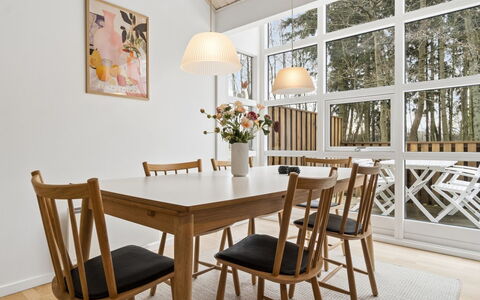 Aarre - 1Km from the Sea: Mobilia, Pavimentazione, Interior Design, Sala Da Pranzo, Pavimento, Legna, Tavolo, Sedia, Cucina & Sala Da Pranzo Tavolo, Pavimento In Legno