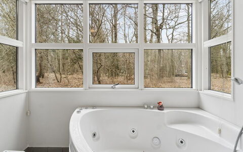 Aarre - 1Km from the Sea: Vasca Da Bagno, Idraulico Fixture, Interior Design, Bagno, Pavimentazione, Soffitto, Idraulico, Pavimento, Bicchiere, Camera