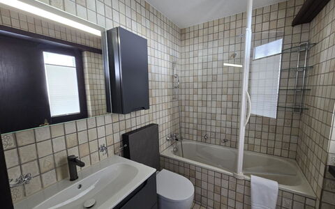 Casa la Schmetta 54: Bagno, Idraulico Fixture, Parete, Interior Design, Pavimentazione, Pavimento, Lavello, Vasca Da Bagno, Lavandino Del Bagno, Rubinetto