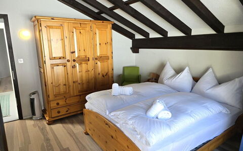 Casa la Schmetta 54: Legna, Camera Da Letto, Pavimento, Letto, Mobilia, Interior Design, Pavimentazione, Lenzuolo, Bedding, Telaio Del Letto